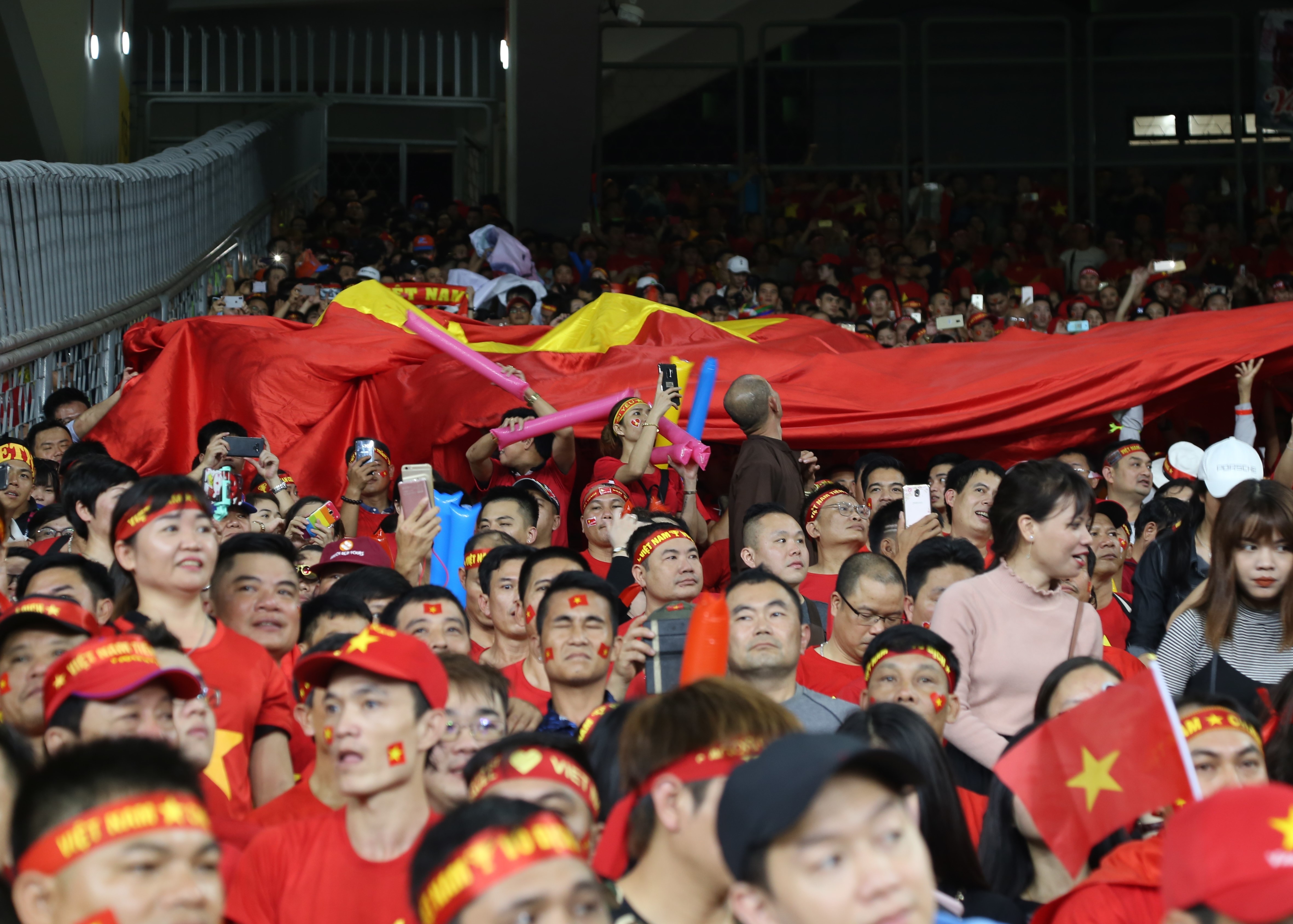 CDV Viet Nam chuyen tay nhau co To quoc khi cac cau thu ra san hinh anh