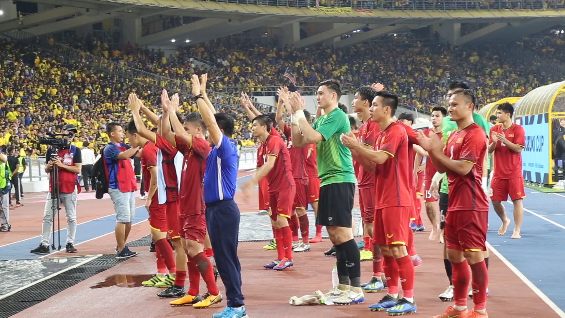 Cac cau thu Viet Nam tri an CDV sau tran hoa tai Bukit Jalil hinh anh