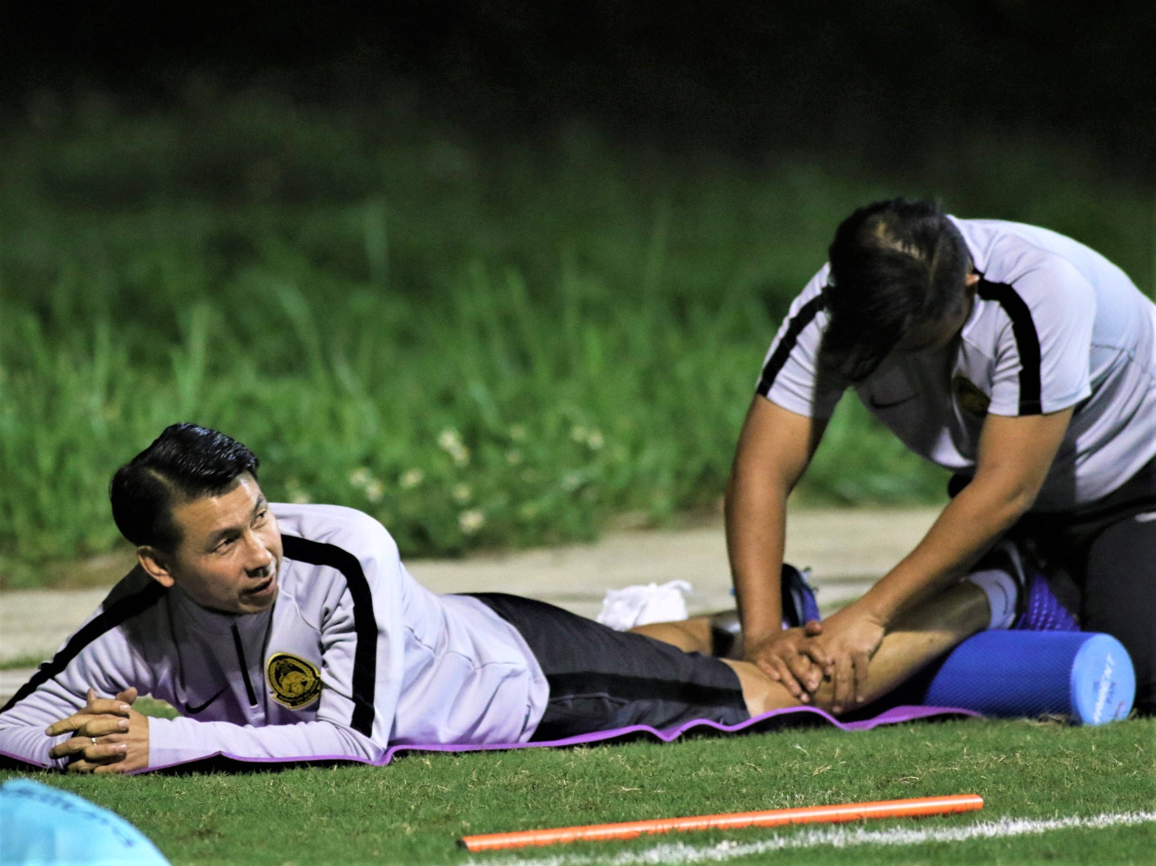 HLV Malaysia duoc xoa bop chan, cac tro ly vui ve choi bong o My Dinh hinh anh