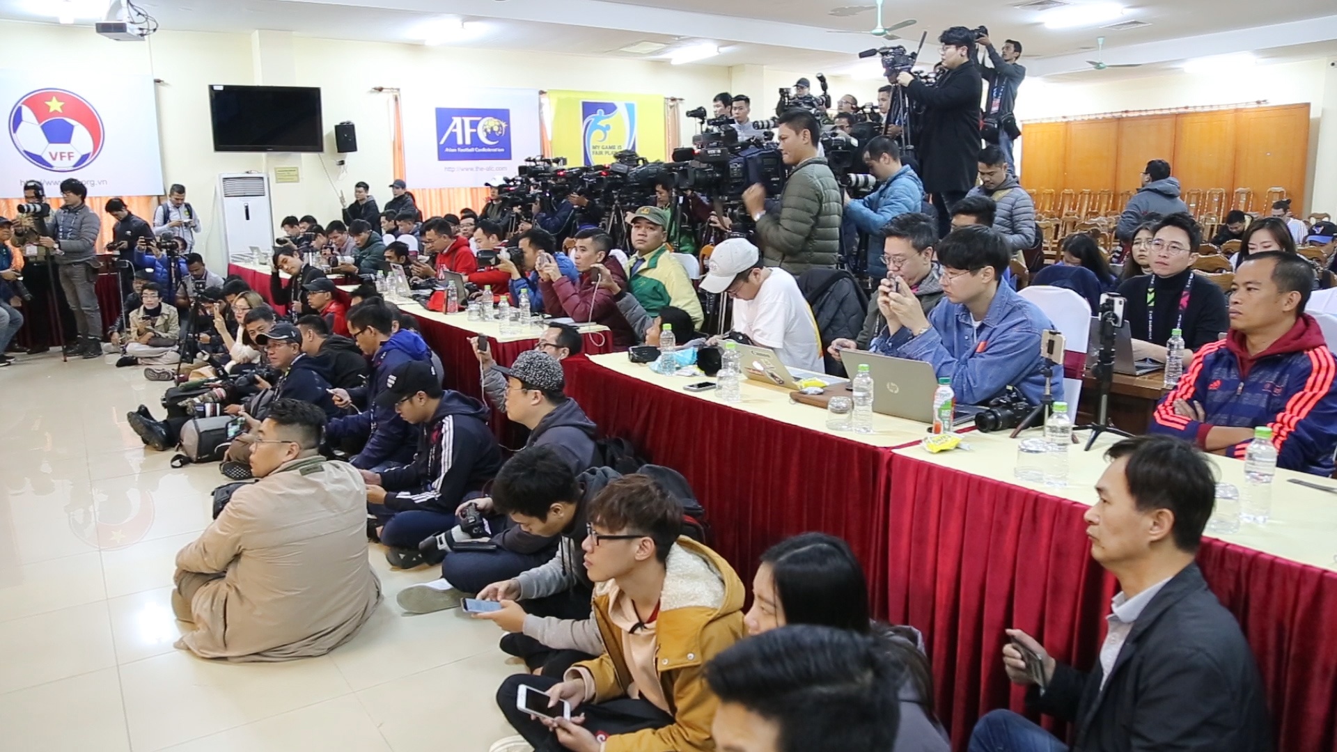 Hon 100 phong vien tac nghiep tai buoi hop bao truoc chung ket luot ve hinh anh