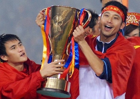 Chiec cup vang lich su tuyen Viet Nam vo dich AFF Cup 2008 gio ra sao? hinh anh