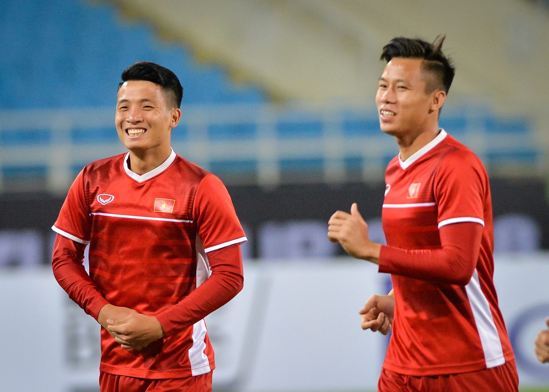 Que Ngoc Hai va Van Toan tuoi tinh tap cung toan doi truoc chung ket hinh anh