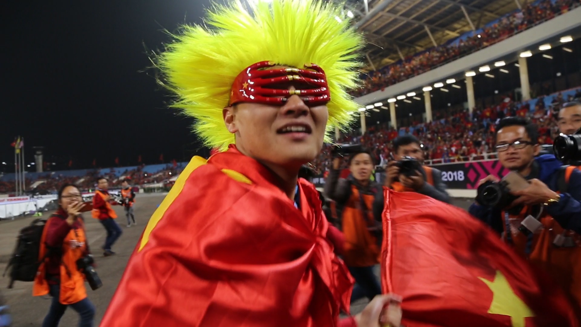 Quang Hai hoa trang thanh sieu nhan ngo nghinh chay khap san hinh anh