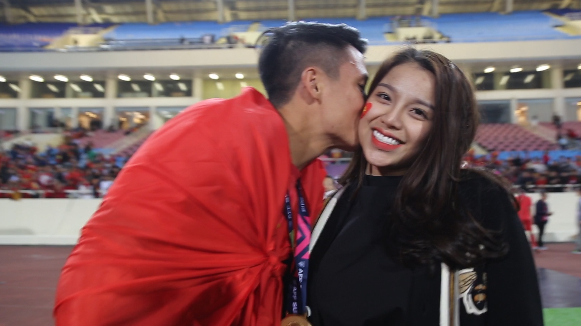 Bui Tien Dung hon nguoi yeu, Anh Duc xuc dong khi gap gia dinh hinh anh