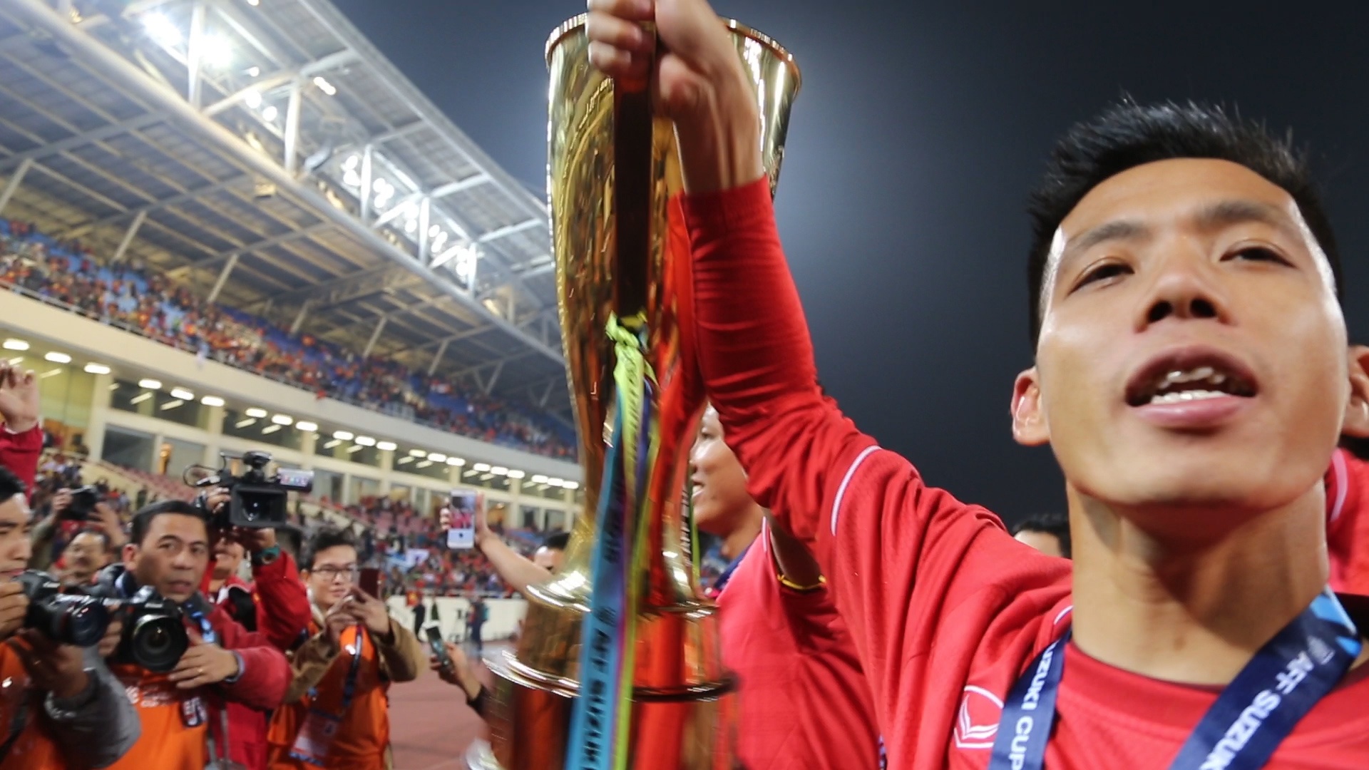 Tuyen Viet Nam cam cup vo dich dieu hanh tri an nguoi ham mo hinh anh