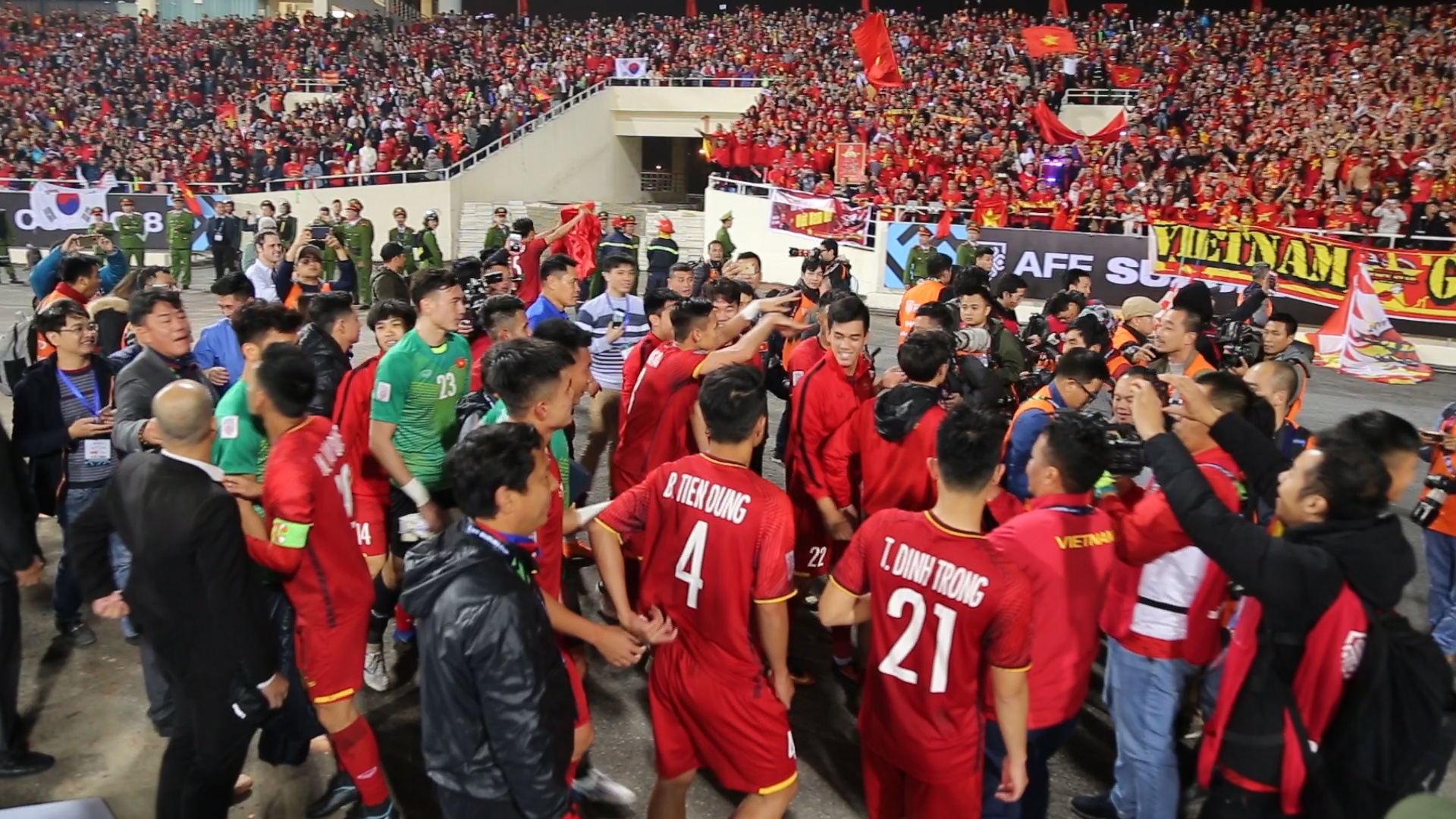 Nhung giay phut lich su tren san My Dinh hinh anh