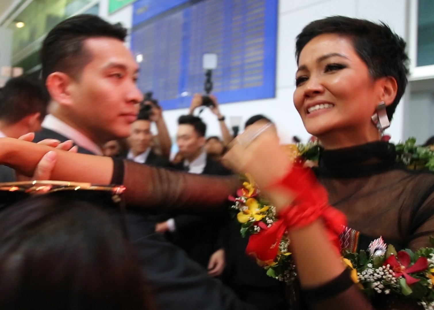 Canh nao loan tai san bay khi H'Hen Nie tro ve hinh anh