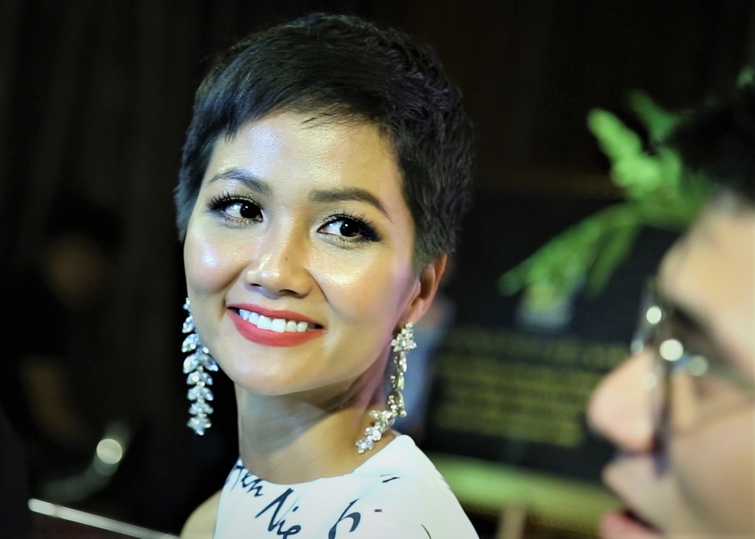 H'Hen Nie: 'Giao tiep bang chinh doi mat, tam hon va nu cuoi' hinh anh