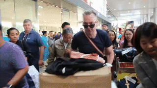 Hanh khach nong gian phan ung vi dam dong don H'Hen Nie bit loi di hinh anh