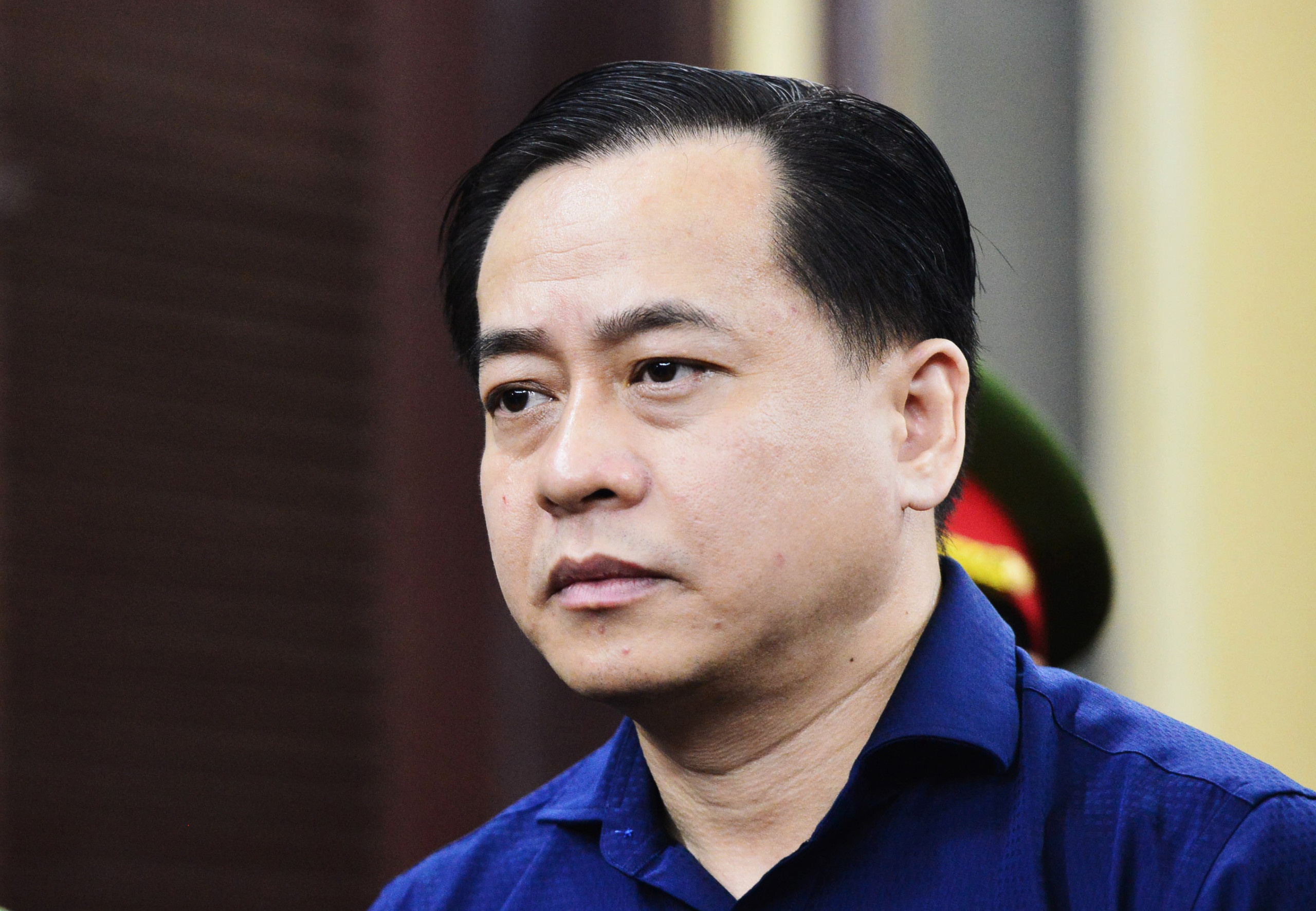 Vu 'nhom' vay tay chao sau khi linh them 17 nam tu hinh anh