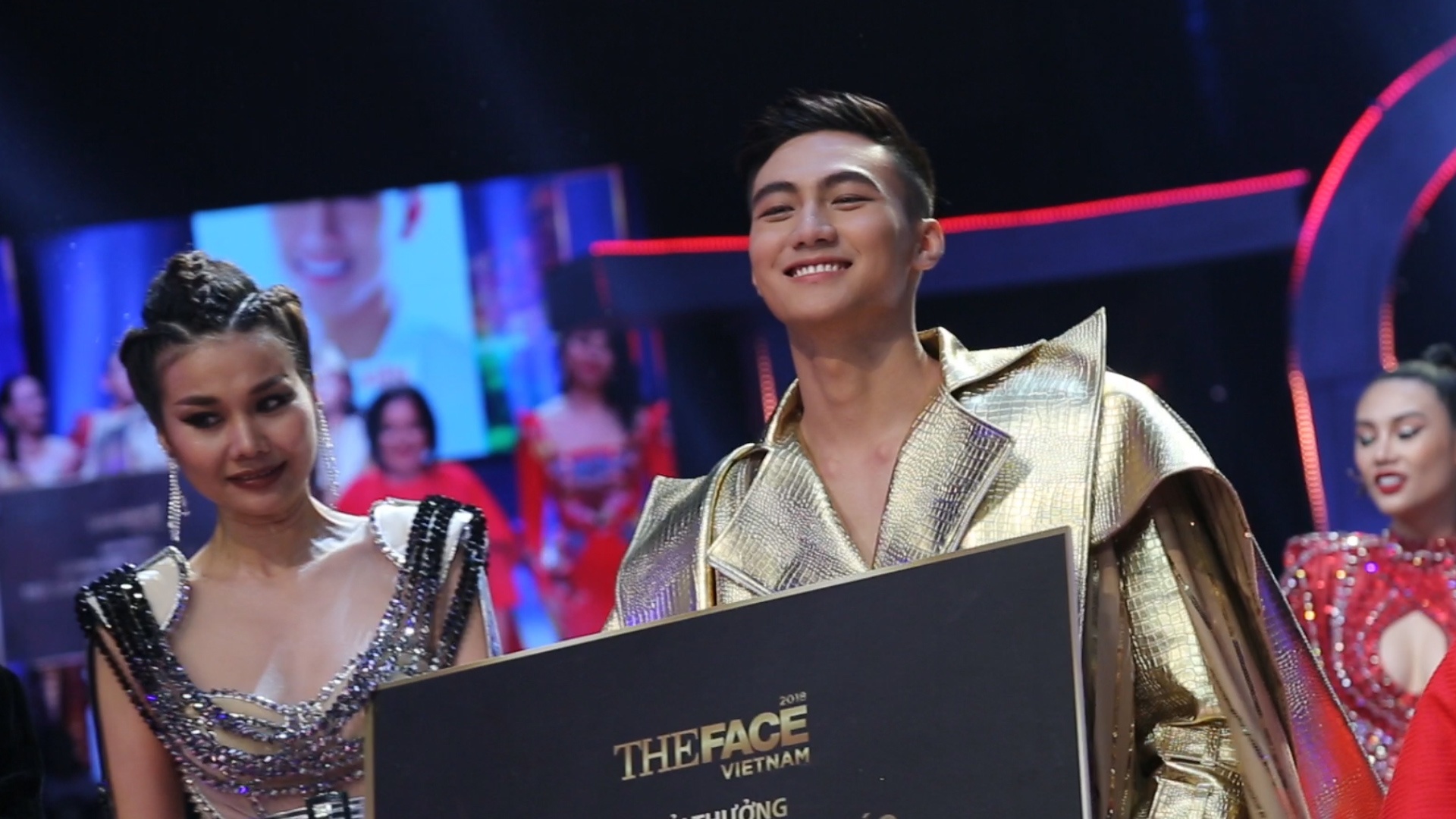 Quan quan The Face: 'Chung em biet de bai tu toi hom truoc' hinh anh