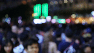 Hang tram nguoi 'quay' tap the tren pho di bo Nguyen Hue don nam moi hinh anh