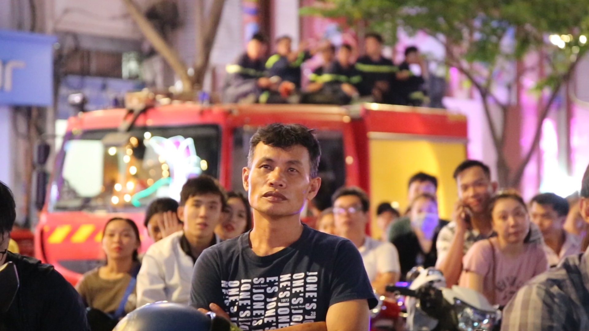 Co dong vien Sai Gon tiep lua cho tuyen Viet Nam luc nua dem hinh anh