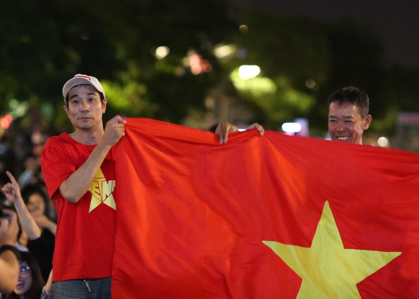 CDV Sai Gon doi mua xem bong da, tu tin Viet Nam co mat o vong 1/8 hinh anh