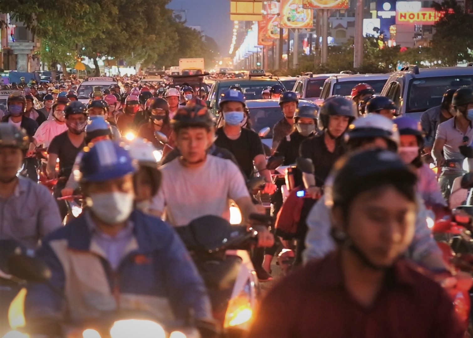 Giao thong quanh Tan Son Nhat un u khi nguoi dan bat dau ve an Tet hinh anh