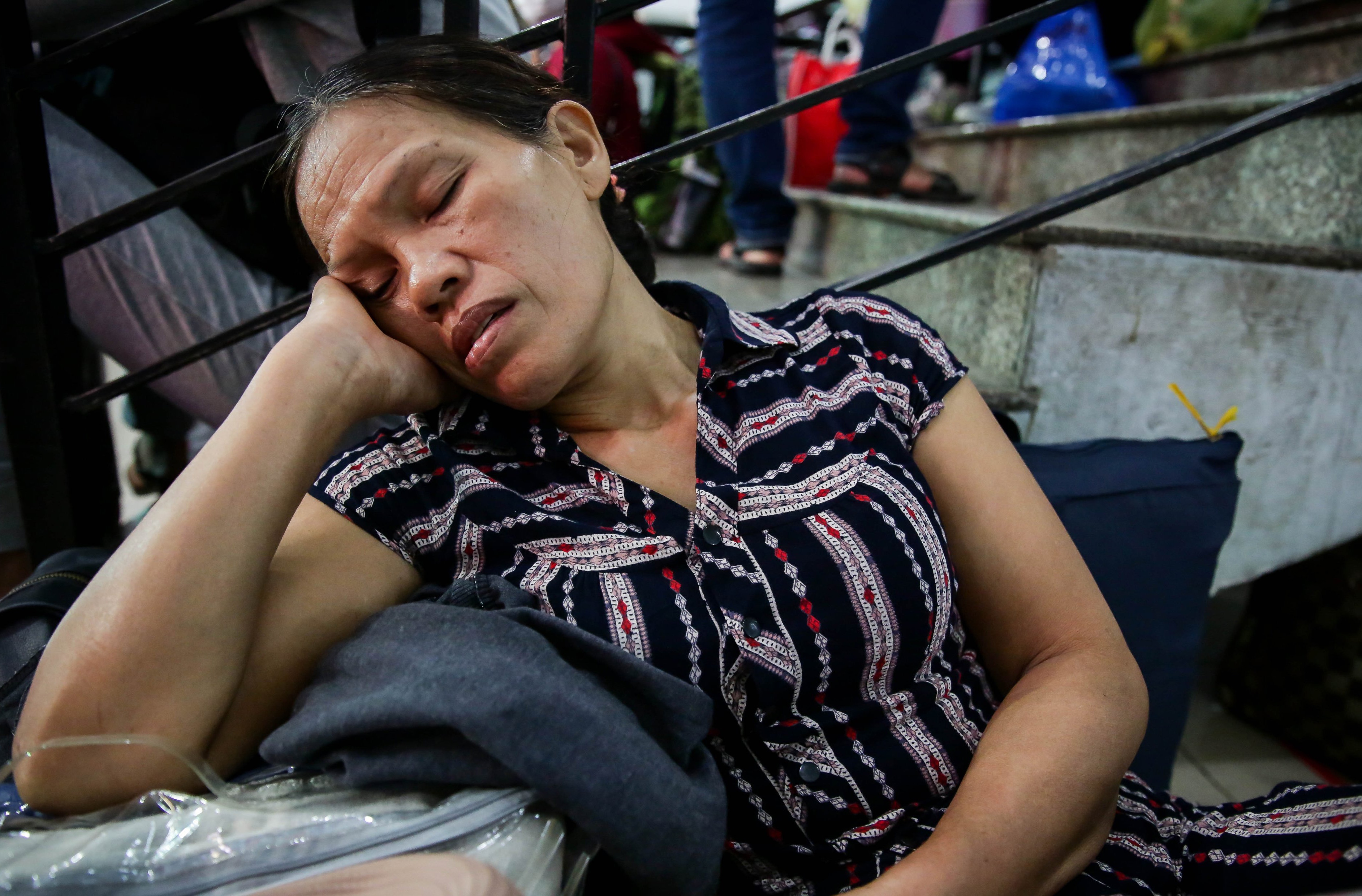 Hanh khach bi ket o ga Sai Gon van chua biet khi nao duoc len tau hinh anh