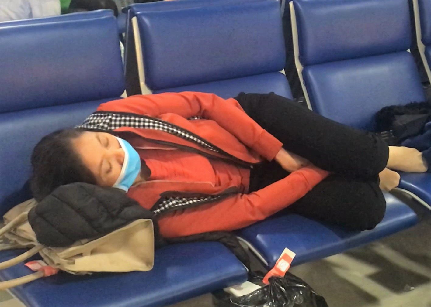 Nam ngu cho chuyen bay o Tan Son Nhat ngay can Tet hinh anh