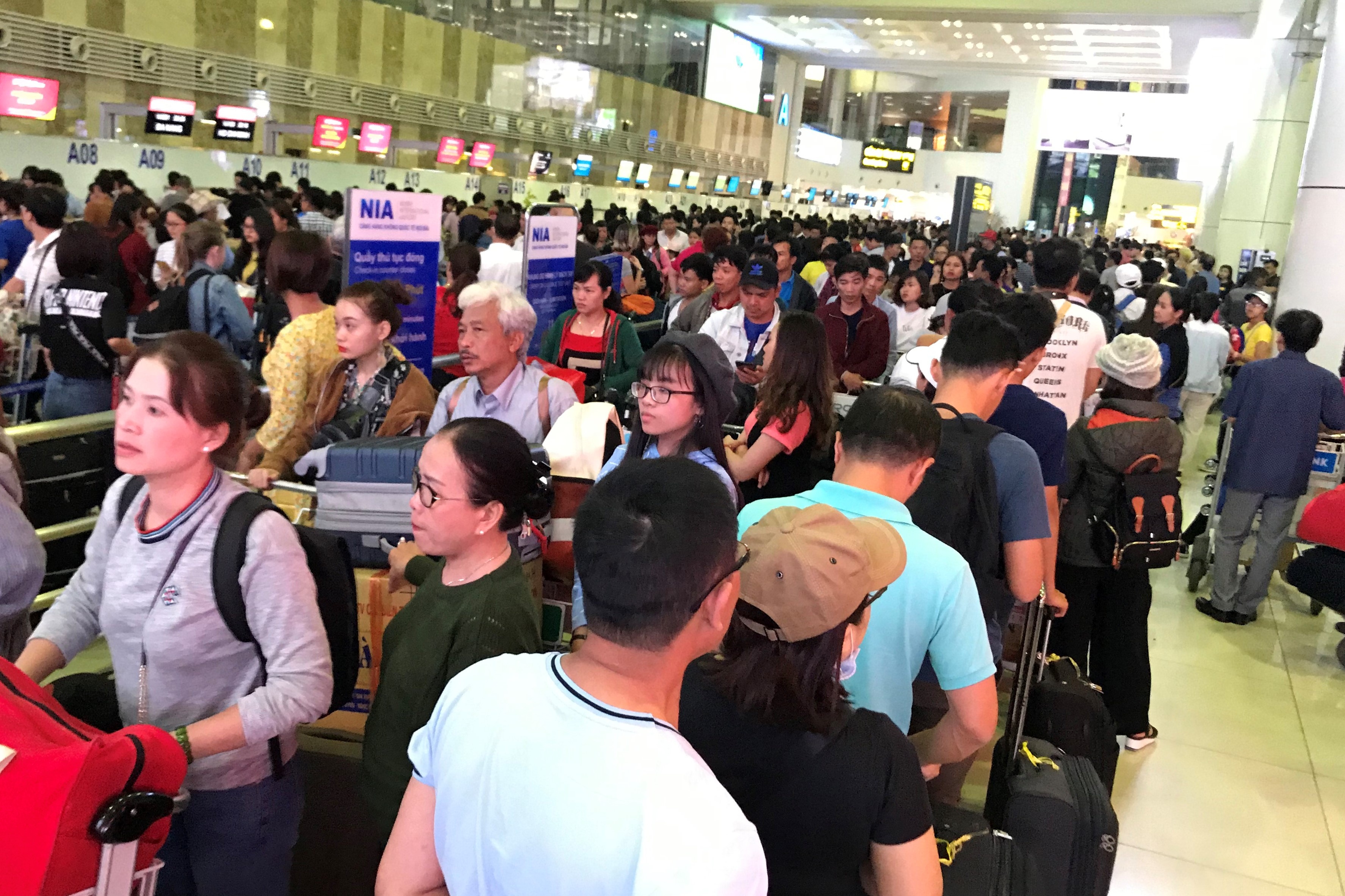 San bay Noi Bai dong nghit nguoi mung 6 Tet hinh anh