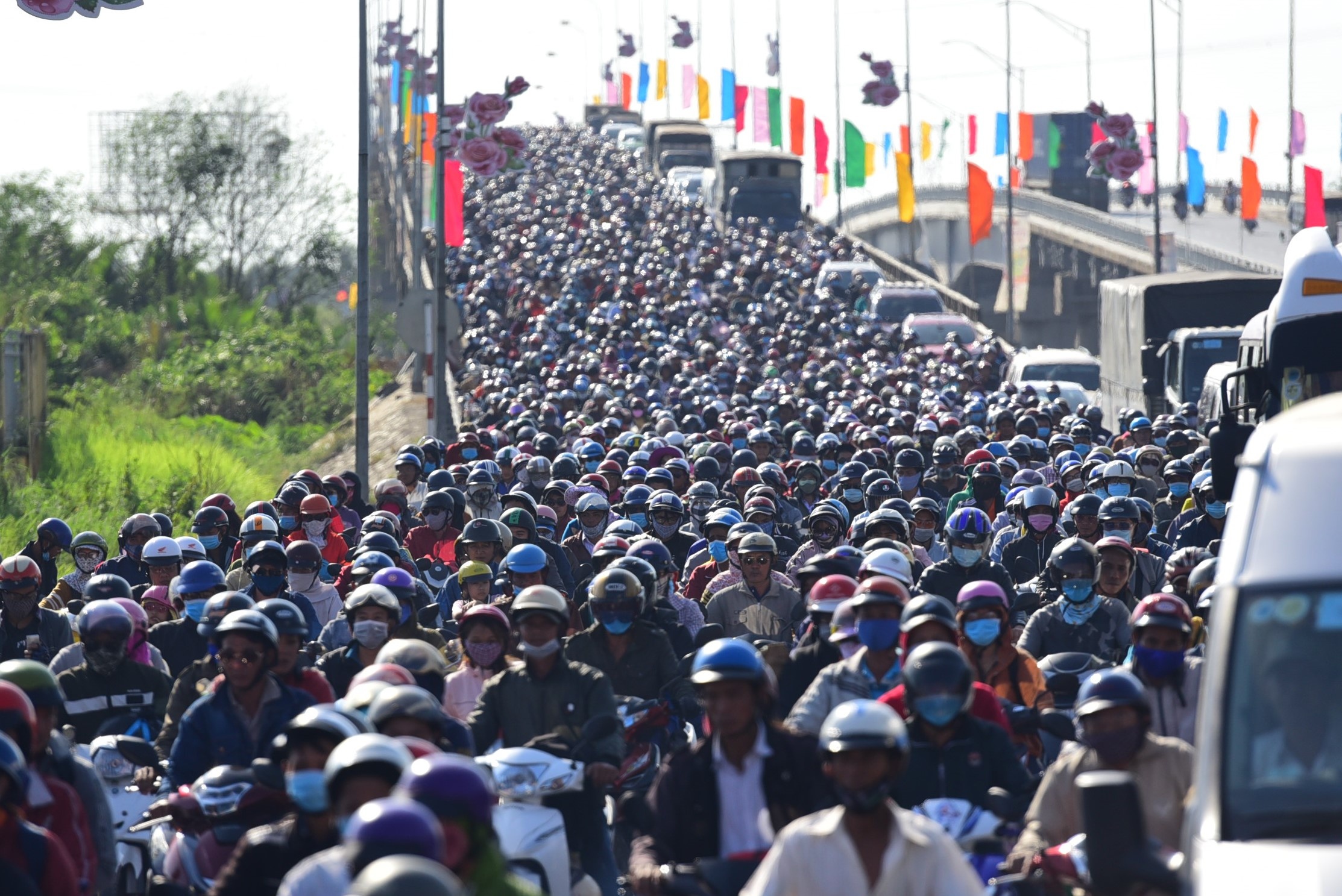 Nguoi mien Tay chen nhau tung met duong len Sai Gon sau Tet hinh anh