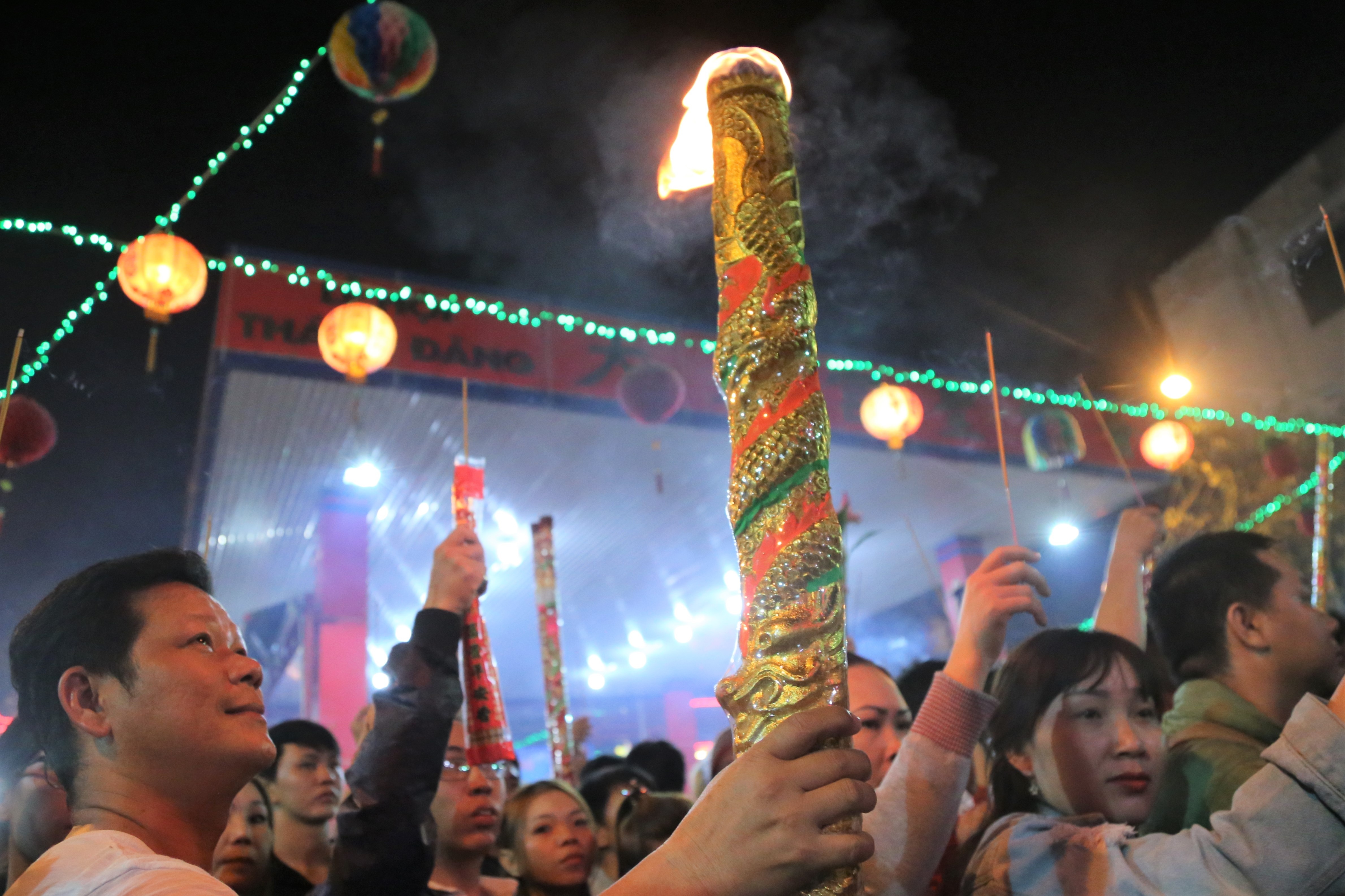 Bien nguoi di le Ba Thien Hau luc 0h o Binh Duong hinh anh