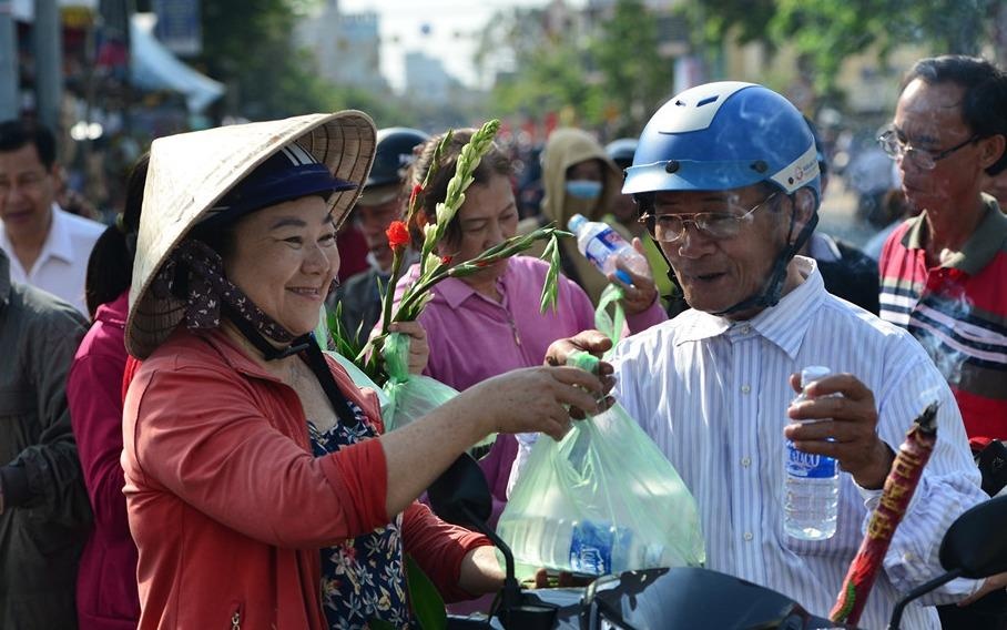 Du khach cam dong voi con duong 'mien phi' tai le hoi chua Ba hinh anh