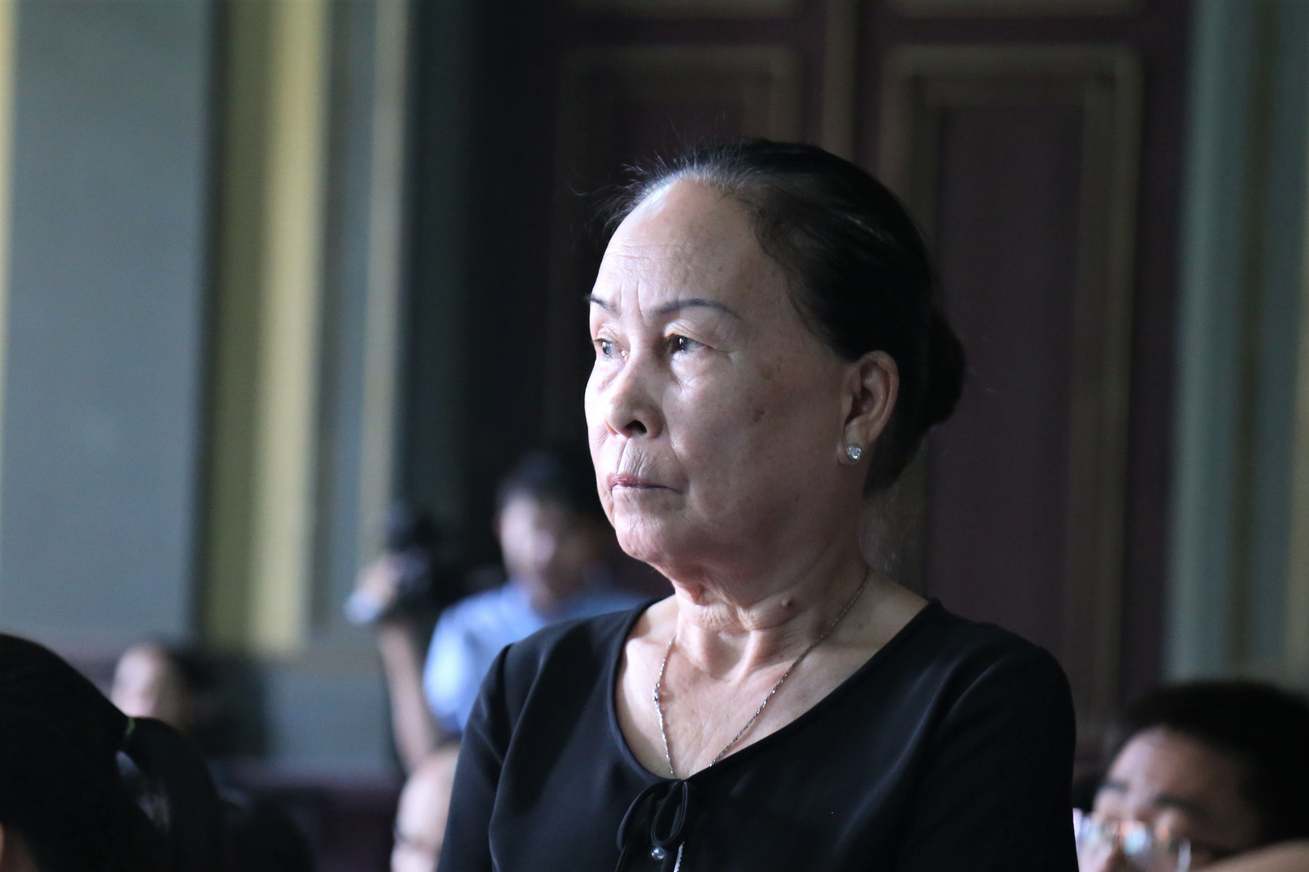 Me 'vua' ca phe noi ve qua khu khi dua con trai di giam dinh tam than hinh anh