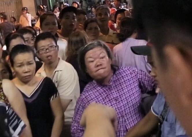 Qua dong nguoi den vieng khien xay ra xo xat tai le tang Anh Vu hinh anh