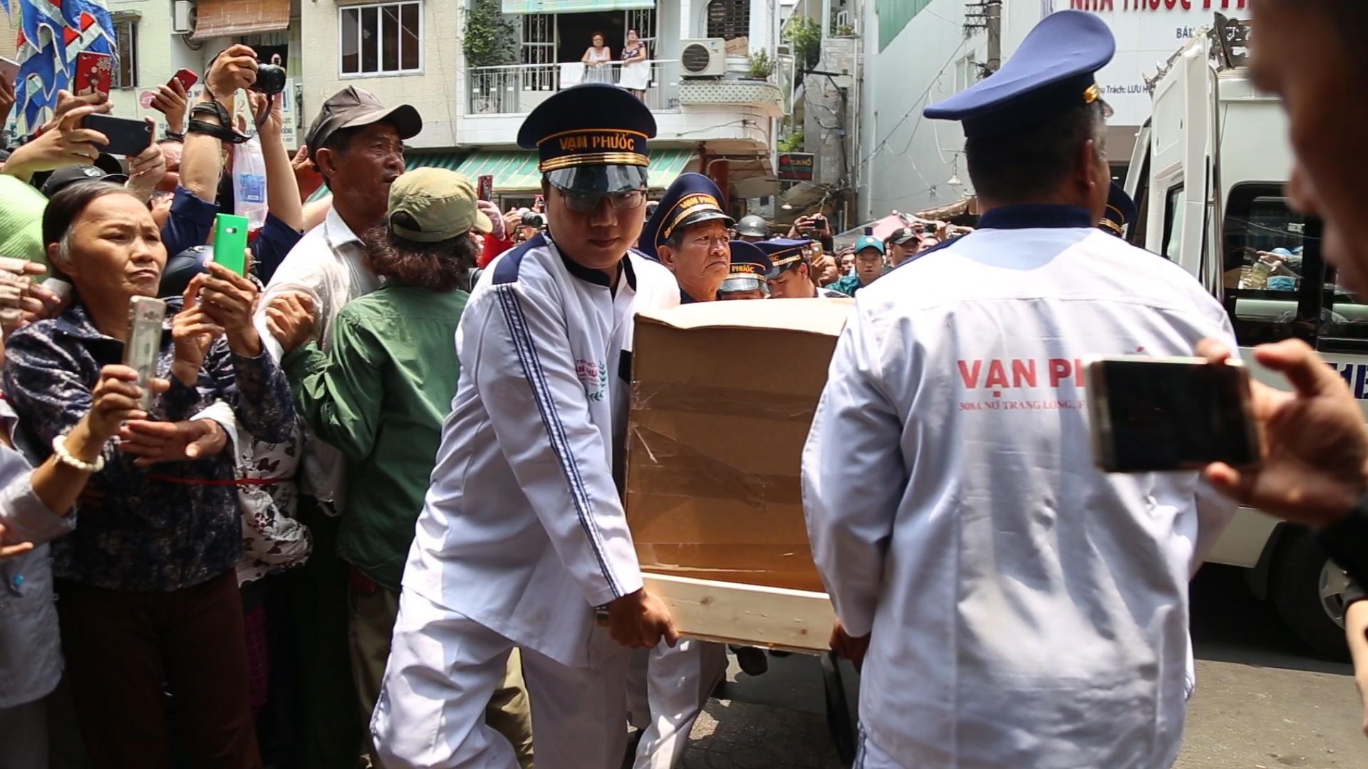 Linh cuu nghe si Anh Vu ve den chua, nguoi dan vay kin ben duong hinh anh