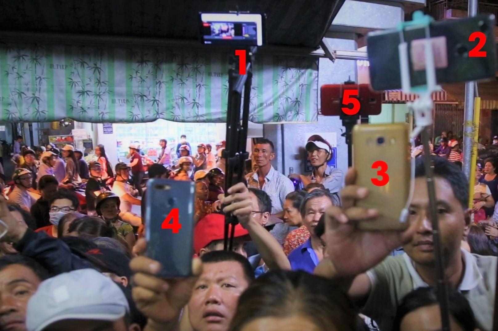 Doi quan livestream deo bam tai dam tang nghe si Anh Vu luc toi muon hinh anh