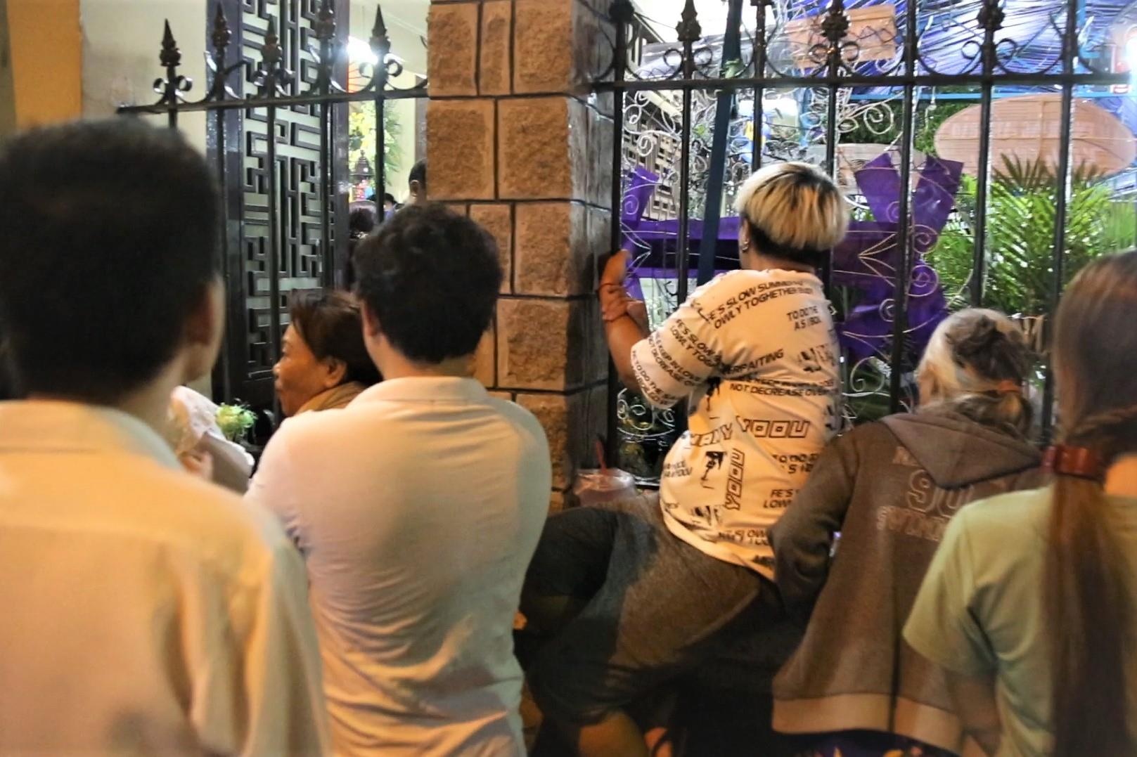 Het YouTuber den nguoi dan tran vao dam tang Anh Vu gay nao loan hinh anh