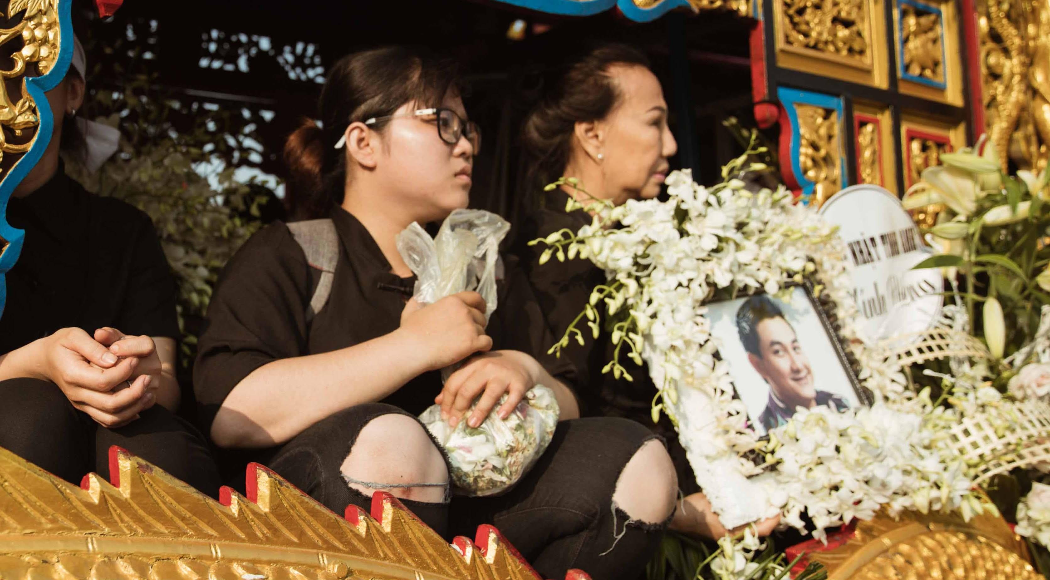 Nguoi than, ban be khoc dua tien danh hai Anh Vu ve noi an nghi hinh anh