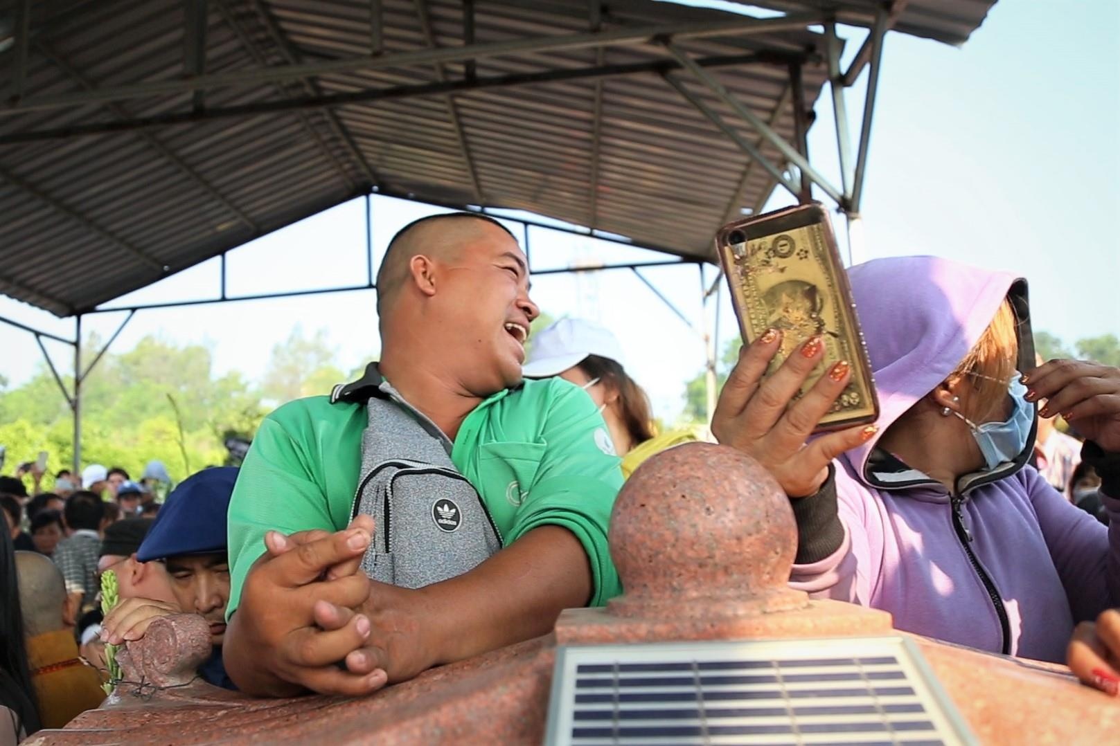 Hang tram nguoi treo len mo livestream o le an tang dien vien Anh Vu hinh anh