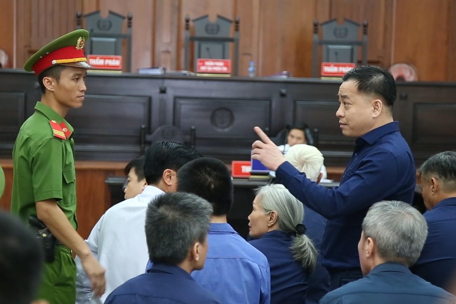 Vu ‘nhom’ noi nong, quyet doi gap luat su hinh anh