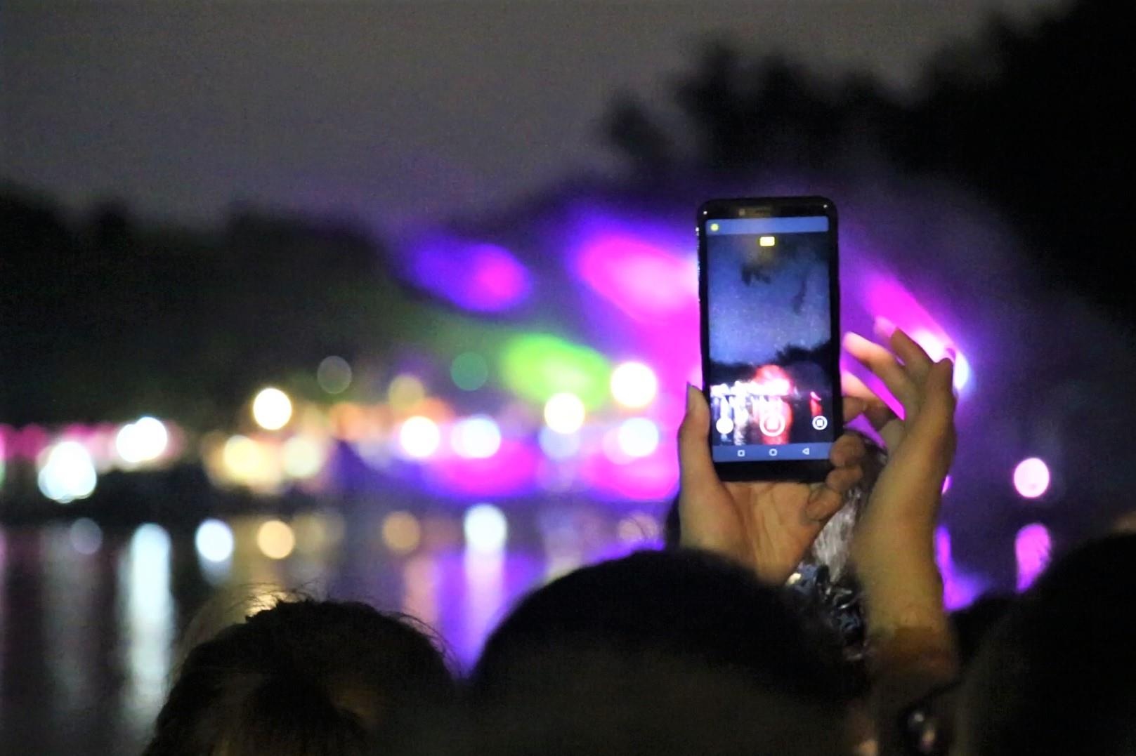 Du khach thich thu voi man trinh dien laser 3D doc dao o Sai Gon hinh anh