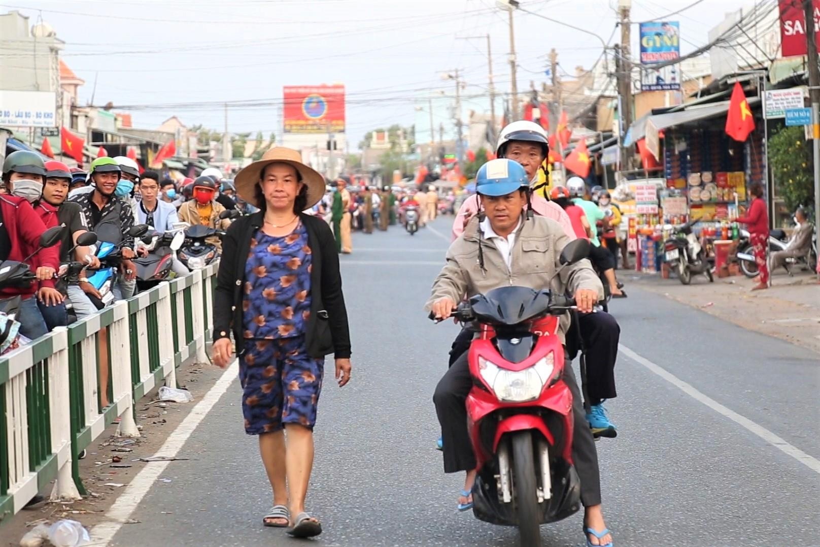 Ket xe, hang loat nguoi bat chap di nguoc chieu vao pha Cat Lai hinh anh