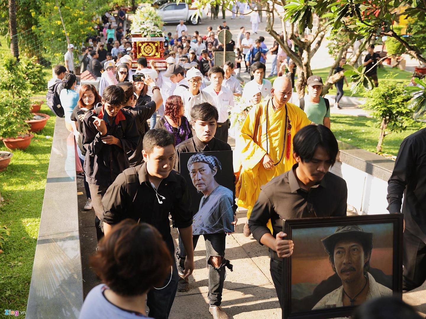 Dong nguoi dua tien nghe si Le Binh o nghia trang hinh anh