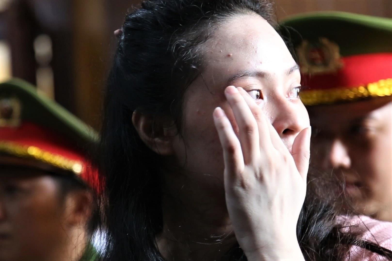 Ngoc Miu lien tuc nhin cac bi cao khac, roi nuoc mat khi toa bat dau hinh anh