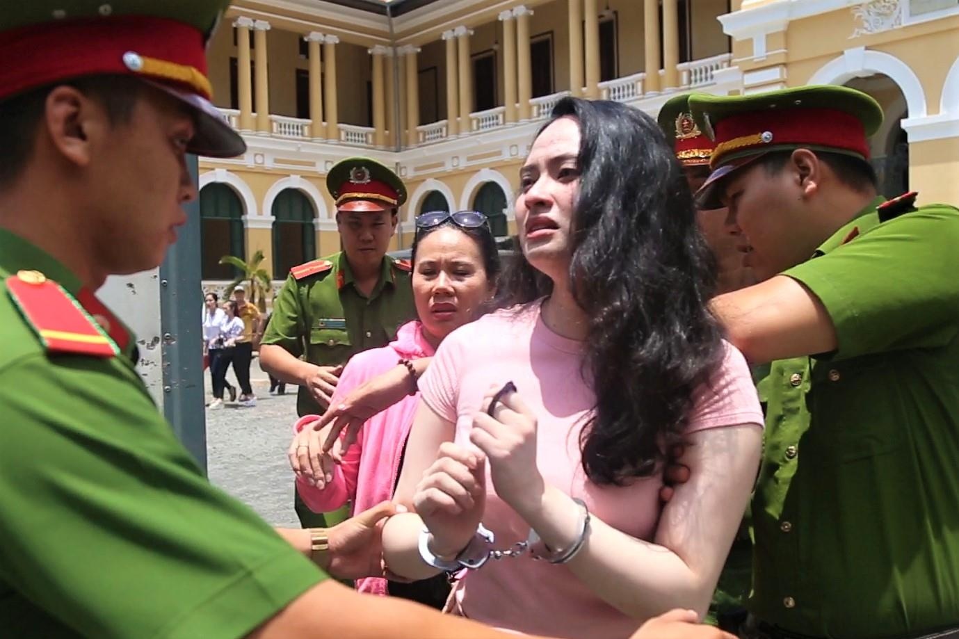 Ngoc Miu oa khoc xin gap con tai toa hinh anh