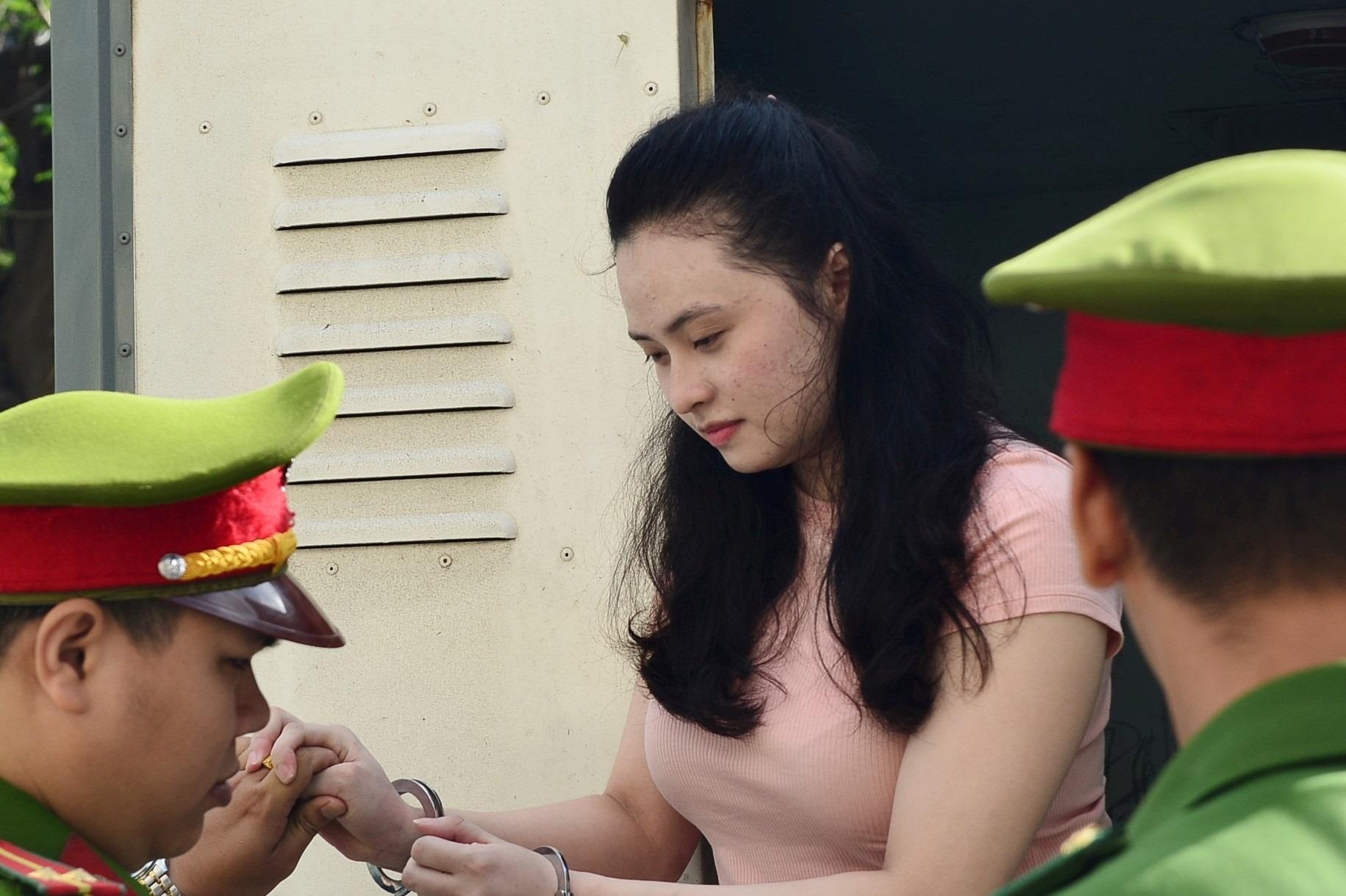 Ngoc Miu cui mat, ne ong kinh phong vien sau khi xuong xe thung hinh anh