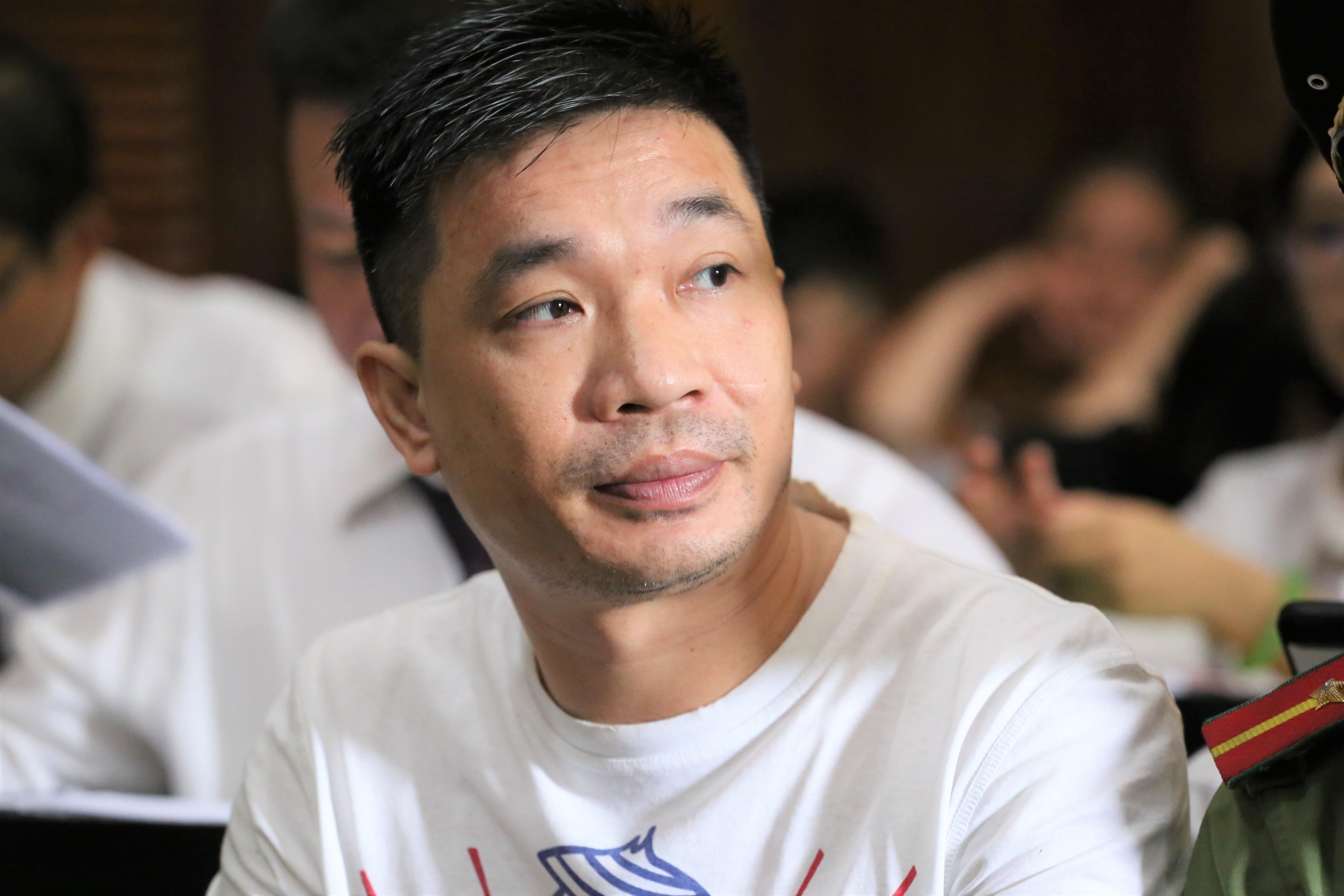 Van Kinh Duong binh than, thoai mai o phien toa ngay thu 3 hinh anh