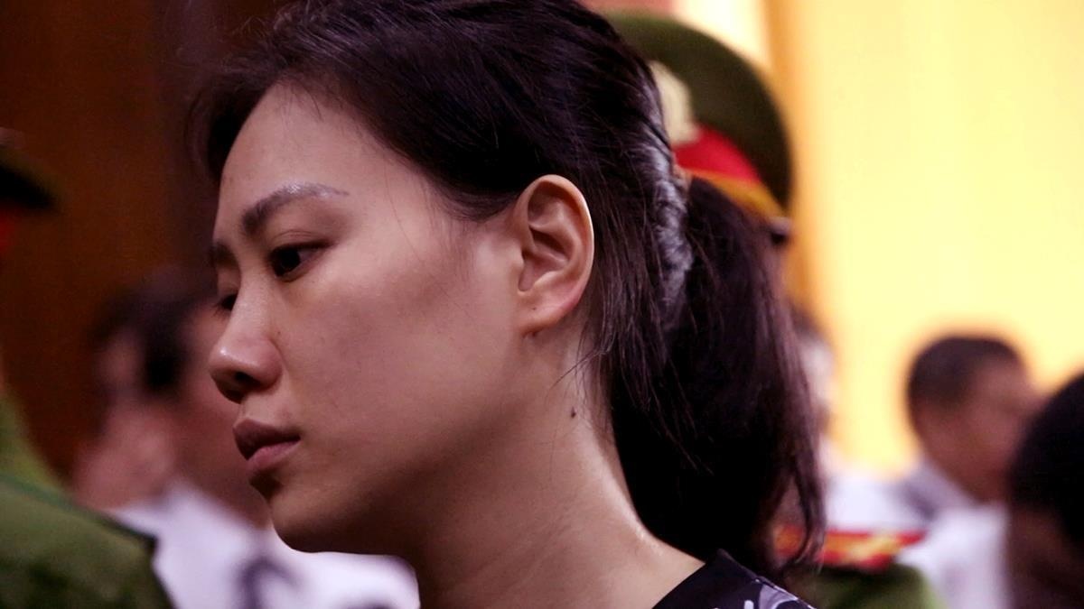 Nguoi dep Thu Huyen va cac tro thu Van Kinh Duong ban than ra xe thung hinh anh