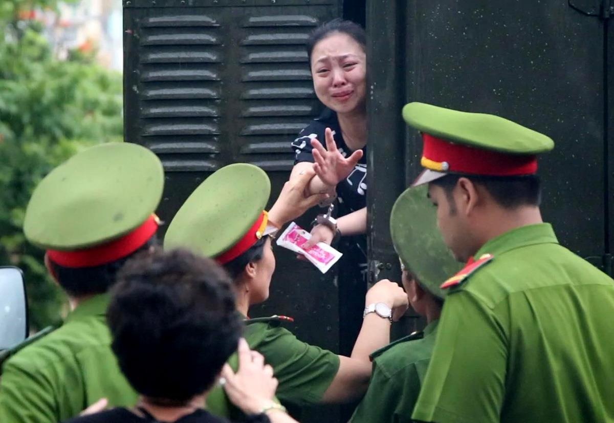 Nguoi than cac bi cao oa khoc, chay theo xe thung hinh anh