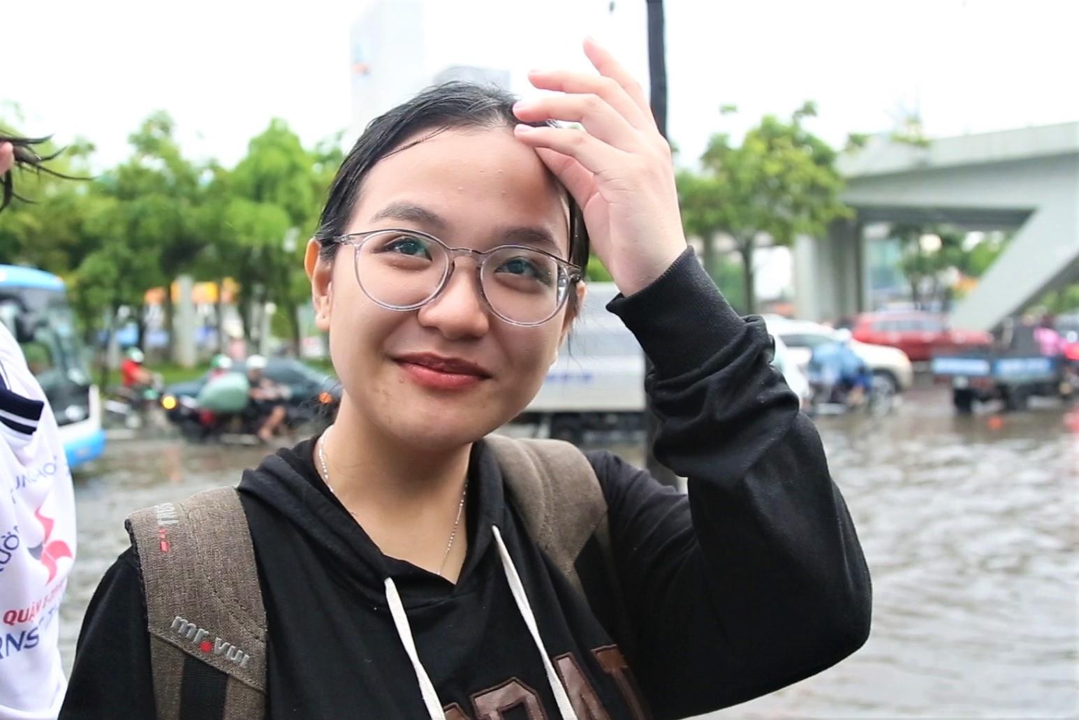 Thieu nu Sai Gon uot sung trong con mua dau mua hinh anh