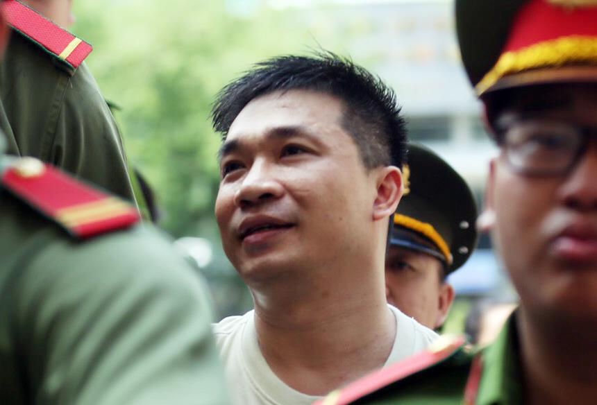 Nguoi than bi cao Van Kinh Duong oa khoc o toa hinh anh