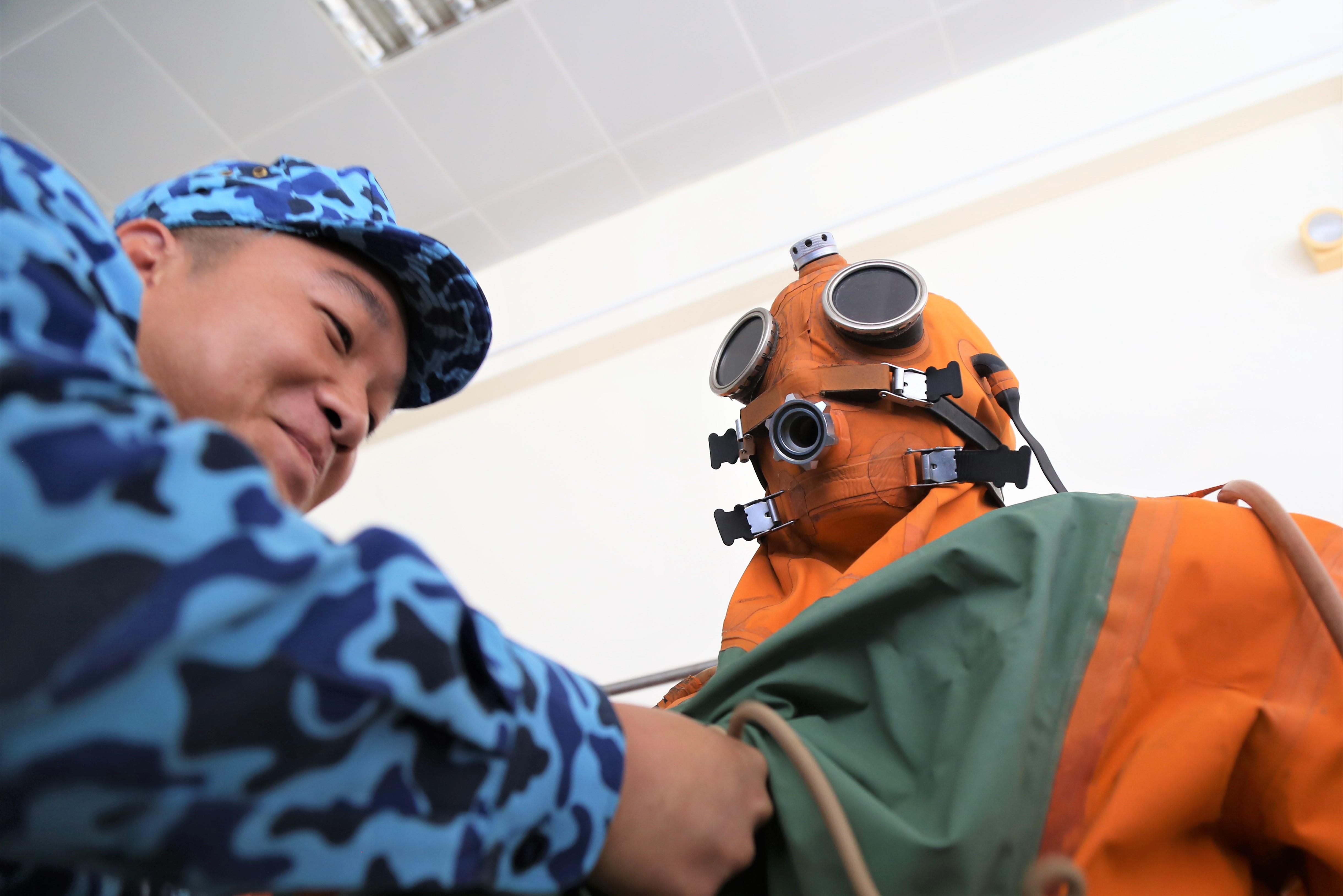 Ben trong khu huan luyen thuy thu tau ngam Kilo o Cam Ranh hinh anh