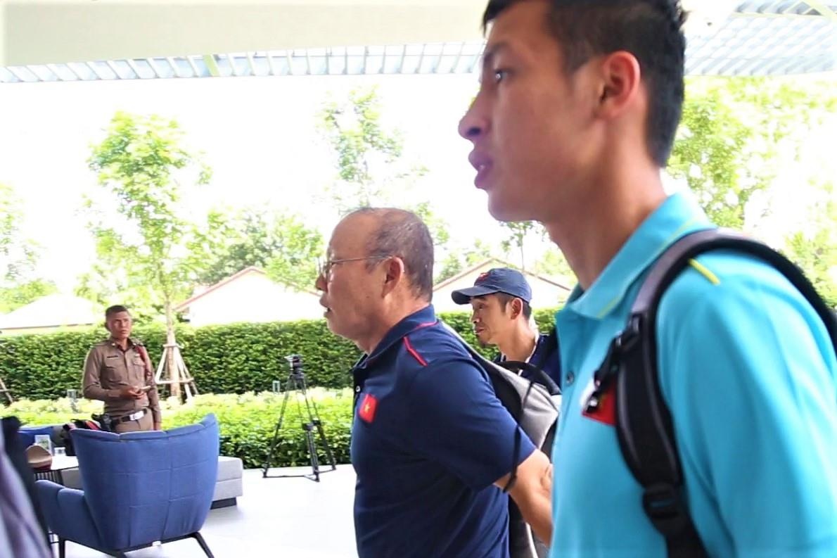 HLV Park thuc giuc hoc tro nhanh lay phong khi dat chan toi Buriram hinh anh