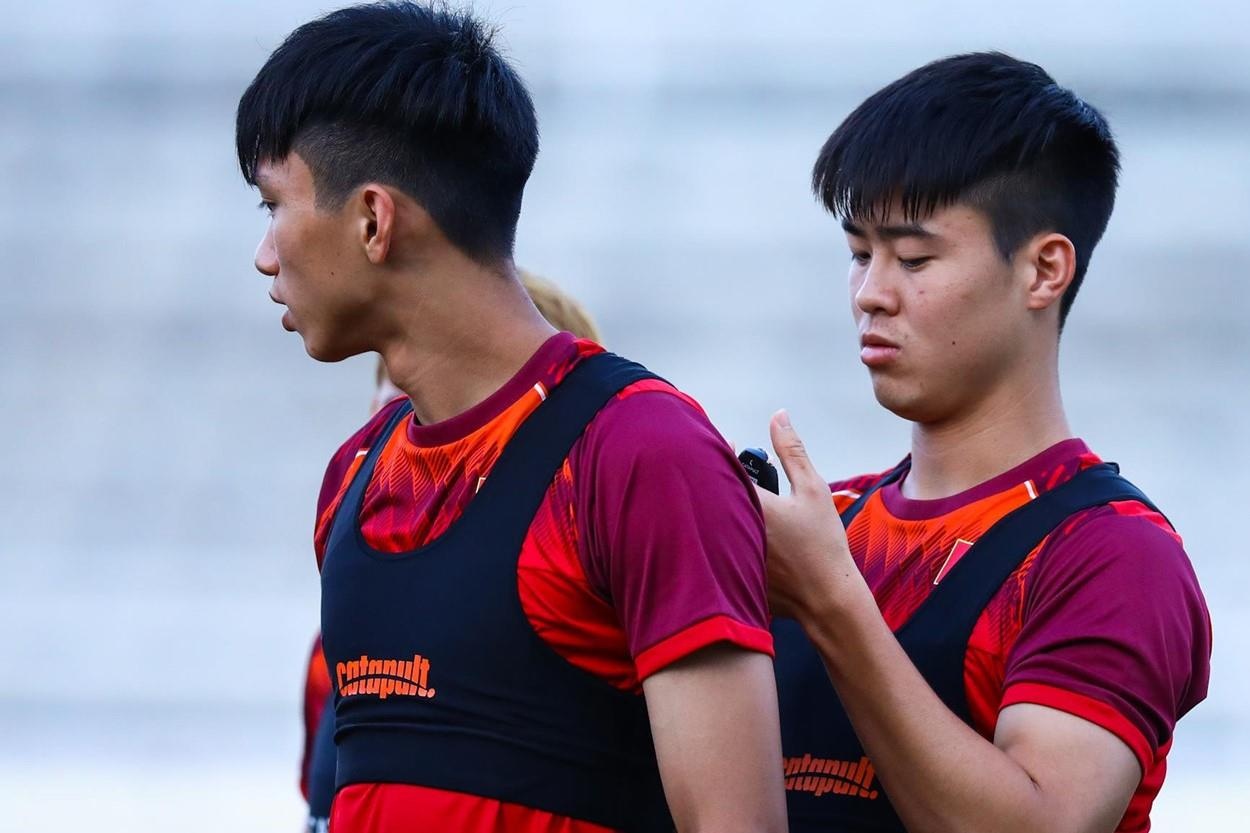 Can canh thiet bi cong nghe cao theo doi tuyen Viet Nam tap luyen hinh anh