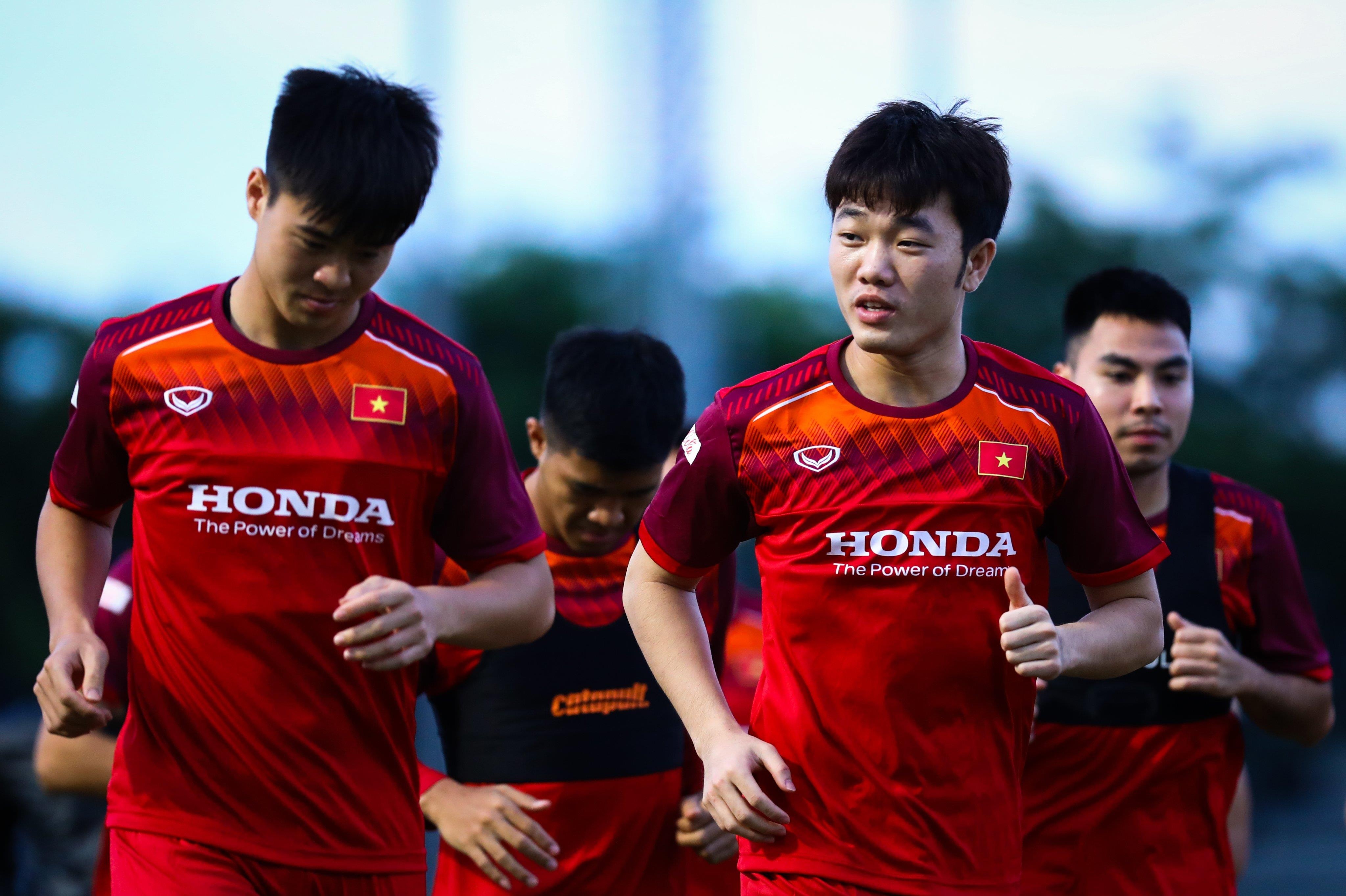 Buoi tap ron tieng cuoi cua tuyen Viet Nam tren dat Thai hinh anh