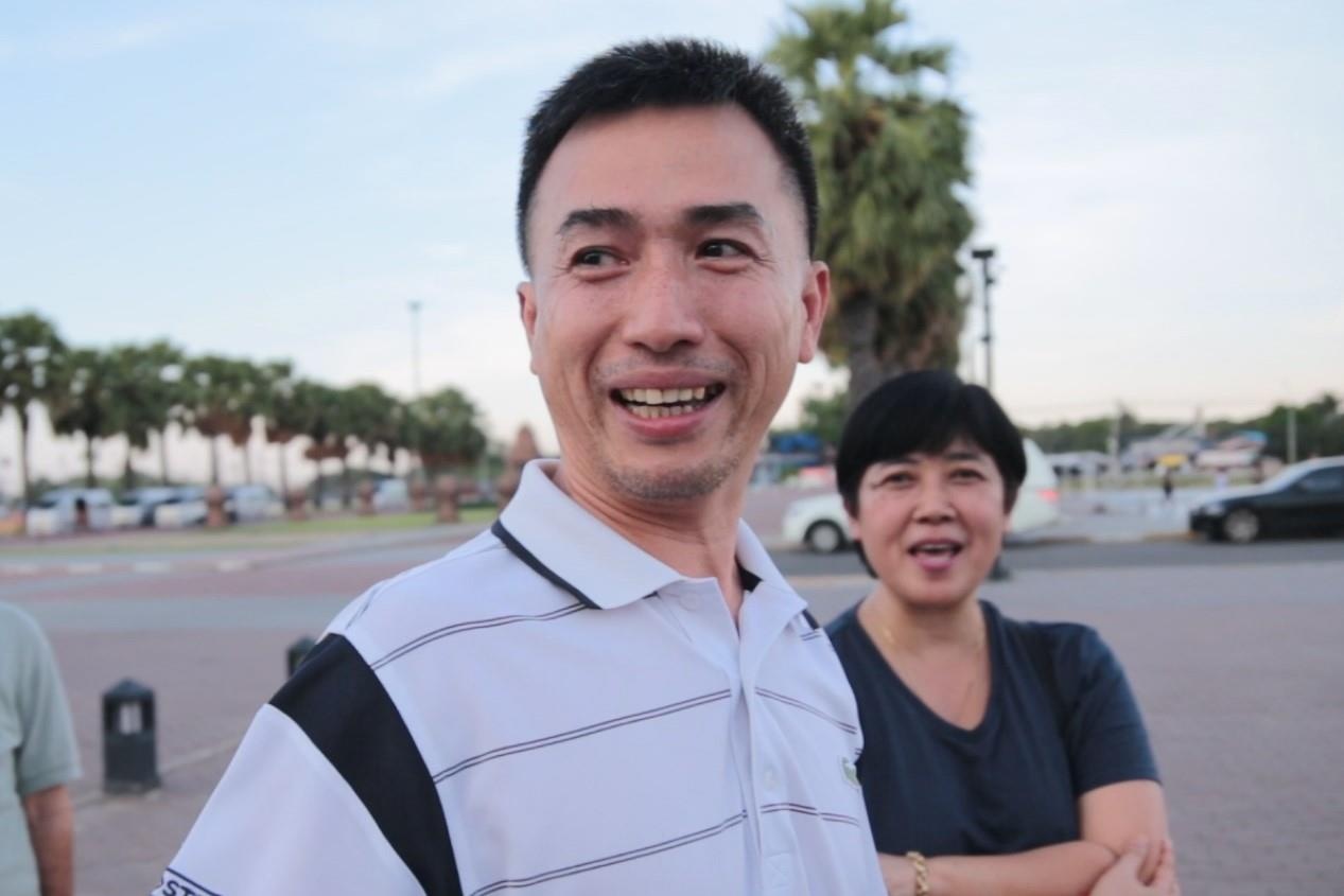 Nguoi ham mo den san tap som de xin chu ky Quang Hai hinh anh