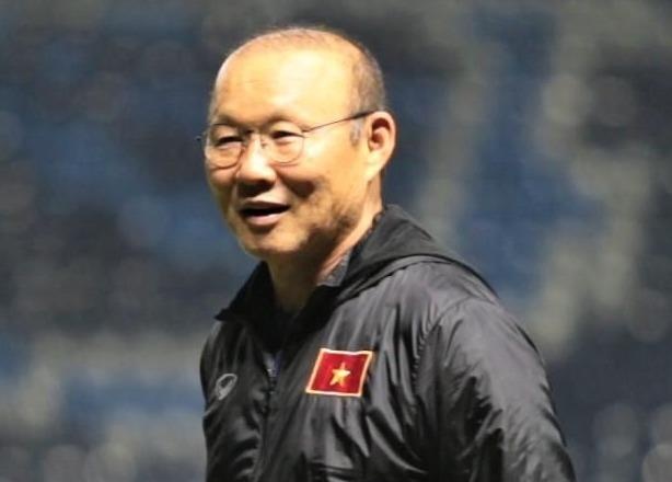 HLV Park cuoi tuoi o buoi tap lam quen san Buriram hinh anh